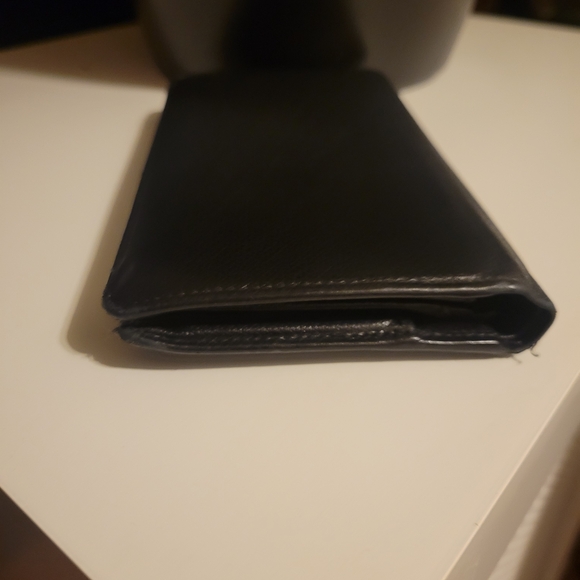 Vintage Authenric CHANEL Black Leather Wallet with Iconic Emblem - Picture 3 of 13